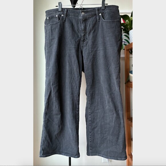 J. Crew Black High-Rise Cropped Kickout Jean in 1996 Semi-Stretch - Size 34 - Picture 3 of 5